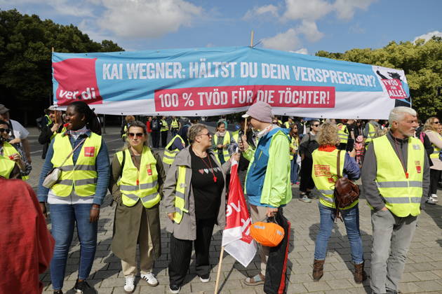Germany, Berlin, Platz des 18 März am Brandenburger Tor, Hospital care must not be cut back Rally by Berlin hospitals and ver di