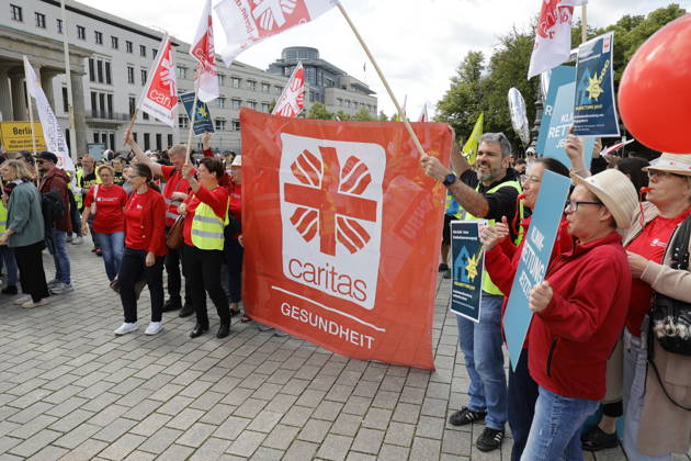 Germany, Berlin, Platz des 18 März am Brandenburger Tor, Hospital care must not be cut back Rally by Berlin hospitals and ver di