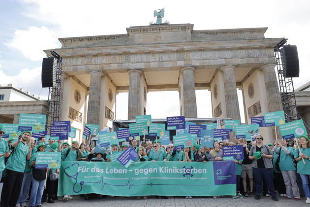 Germany, Berlin, Platz des 18 März am Brandenburger Tor, Hospital care must not be cut back Rally by Berlin hospitals and ver di