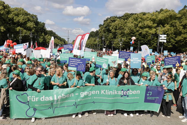 Germany, Berlin, Platz des 18 März am Brandenburger Tor, Hospital care must not be cut back Rally of Berlin hospitals and ver di