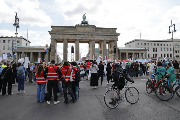 Germany, Berlin, Platz des 18 März am Brandenburger Tor, Hospital care must not be cut back Rally of Berlin hospitals and ver di