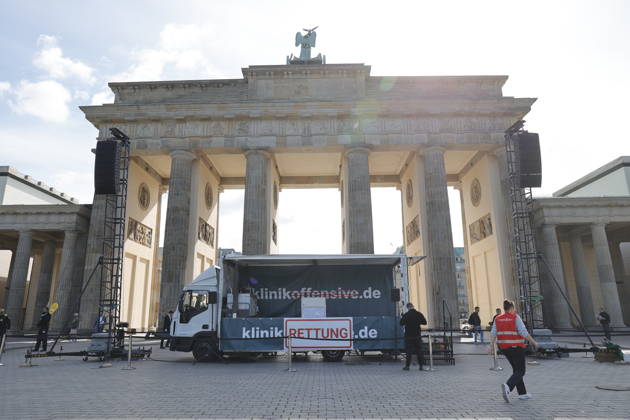 Germany, Berlin, Platz des 18 März am Brandenburger Tor, Hospital care must not be cut back Rally by Berlin hospitals and ver di