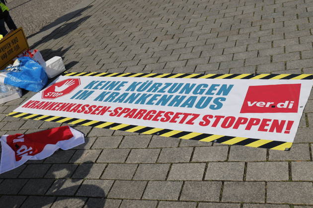 Germany, Berlin, Platz des 18 März am Brandenburger Tor, Hospital care must not be cut back Rally by Berlin hospitals and ver di