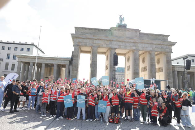 Germany, Berlin, Platz des 18 März am Brandenburger Tor, Hospital care must not be cut back Rally by Berlin hospitals and ver di