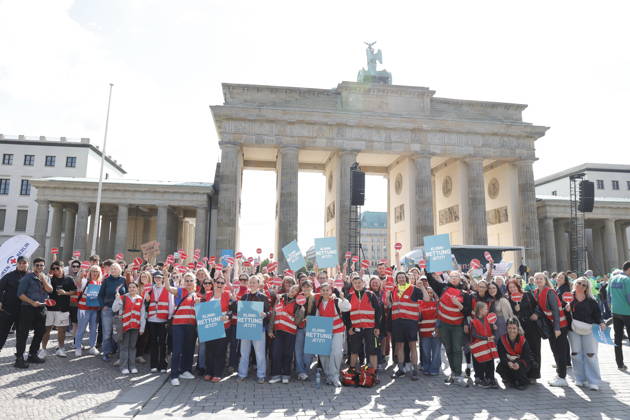 Germany, Berlin, Platz des 18 März am Brandenburger Tor, Hospital care must not be cut back Rally by Berlin hospitals and ver di