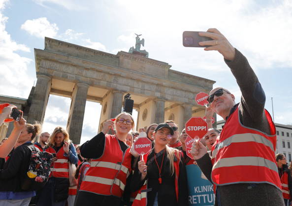 Germany, Berlin, Platz des 18 März am Brandenburger Tor, Hospital care must not be cut back Rally by Berlin hospitals and ver di