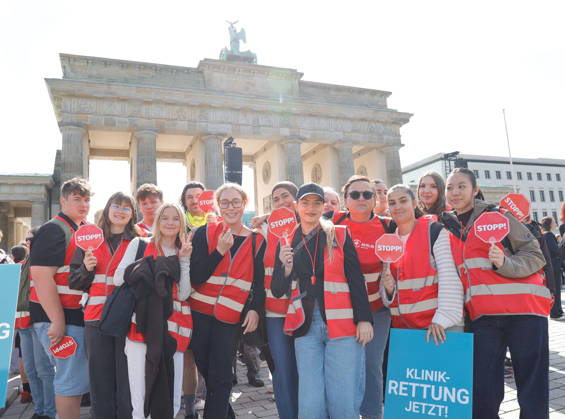 Germany, Berlin, Platz des 18 März am Brandenburger Tor, Hospital care must not be cut back Rally by Berlin hospitals and ver di
