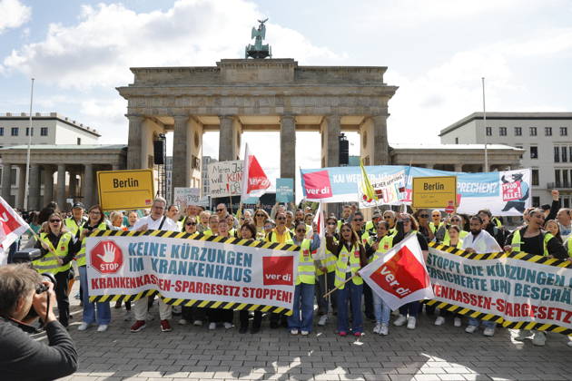 Germany, Berlin, Platz des 18 März am Brandenburger Tor, Hospital care must not be cut back Rally by Berlin hospitals and ver di