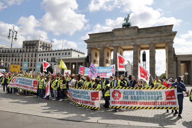 Germany, Berlin, Platz des 18 März am Brandenburger Tor, Hospital care must not be cut back Rally by Berlin hospitals and ver di