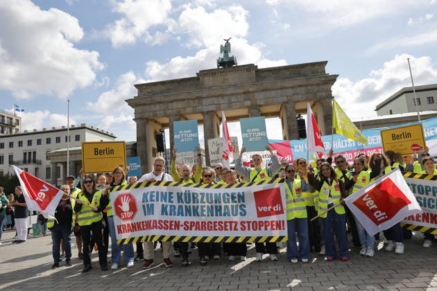 Germany, Berlin, Platz des 18 März am Brandenburger Tor, Hospital care must not be cut back Rally of Berlin hospitals and ver di