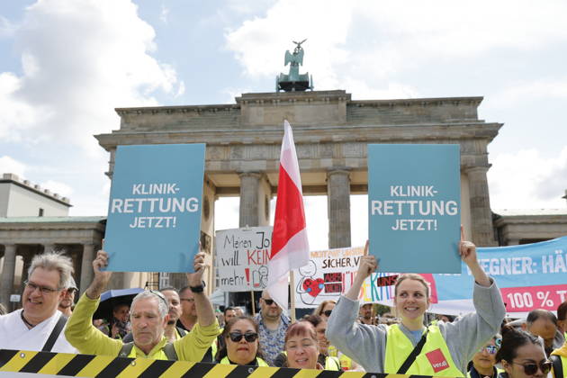 Germany, Berlin, Platz des 18 März am Brandenburger Tor, Hospital care must not be cut back Rally of Berlin hospitals and ver di