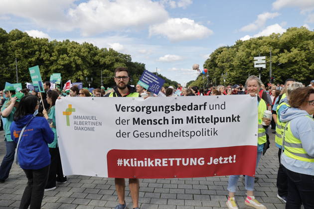 Germany, Berlin, Platz des 18 März am Brandenburger Tor, Hospital care must not be cut back Rally of Berlin hospitals and ver di