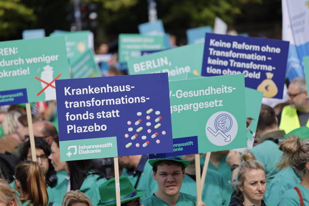 Germany, Berlin, Platz des 18 März am Brandenburger Tor, Hospital care must not be cut back Rally of Berlin hospitals and ver di