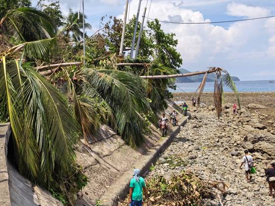 (260611) -- GENERAL SANTOS CITY, June 11, 2026 -- People struggle beside a blocked road after a major landslide triggered by an earthquake, in Sarangani Province, the Philippines, June 11, 2026. At least 47 people were killed, 31 missing and 688 injured after a magnitude 7.8 earthquake struck off the southern coast of Mindanao, the Philippines, on Monday, said the National Disaster Risk Reduction and Management Council (NDRRMC) on Thursday. (Str Xinhua) PHILIPPINES-SARANGANI PROVINCE-EARTHQUAKE-AFTERMATH RouellexUmali
