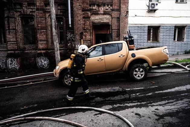 Shahed on a building in the center of Kharkiv KHARKIV, UKRAINE, June 9, 2026 Emergency services respond to a building fire in the city center following a drone strike. Firefighters work to contain the blaze while rescue operations and damage assessment continue in the area. Photo: Vincenzo Circosta JNA press (Photo by JNA Press JNA Press via Nexpher Images) Kharkiv kharkiv Oblast