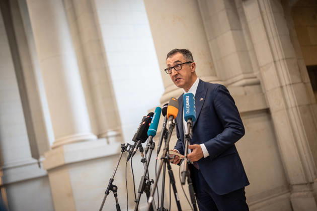 Cem Özdemir, Minister-President of Baden Württemberg, gives a press statement on his arrival at the Bundesrat Bundesrat meeting on June 12, 2026, Berlin Berlin Germany Bundesrat