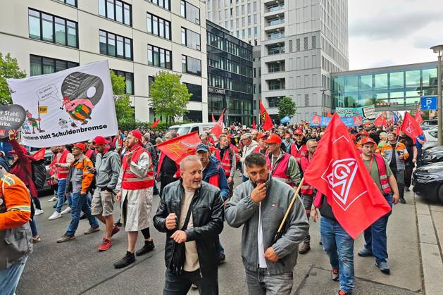 Berlin, Germany, 12 06 2026 Demo for German steel under the slogan Stahl hat Zukunft bei uns Steel workers protest in Berlins government district for better protection against cheap steel from China and a permanent industrial electricity price following a demonstration call by IG Metall trade union Copyright: xdtsxNachrichtenagenturx dts_122789