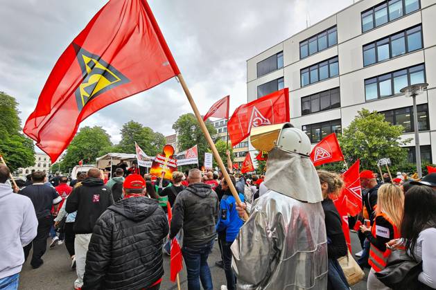 Berlin, Germany, 12 06 2026 Demo for German steel under the slogan Stahl hat Zukunft bei uns Steel workers protest in Berlins government district for better protection against cheap steel from China and a permanent industrial electricity price following a demonstration call by IG Metall trade union Copyright: xdtsxNachrichtenagenturx dts_122791