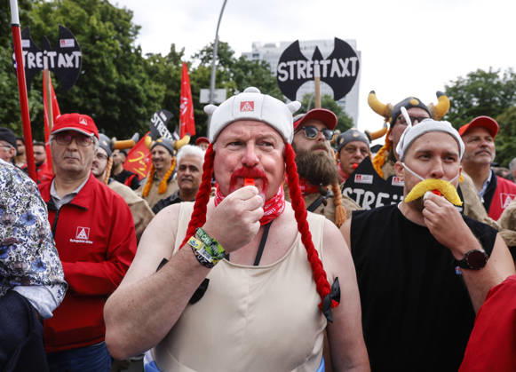 IG Metall demo Steel workers dressed as Obelix and Asterix demonstrate during an IG Metall demo for the future of the steel industry, at the Federal Ministry of Economics and Climate Protection, Berlin, 12 06 2026 Berlin Berlin Germany