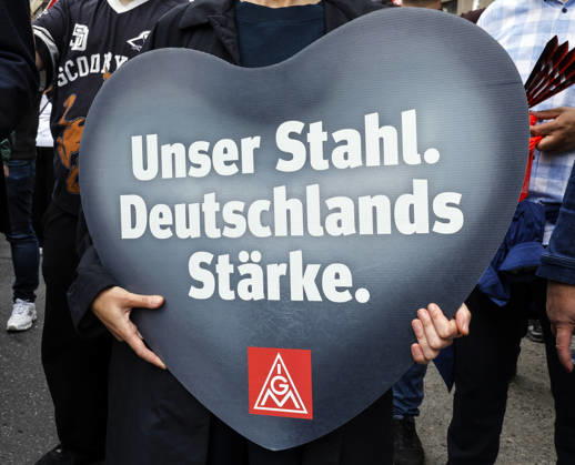 IG Metall demo Steel workers demonstrate during an IG Metall demo for the future of the steel industry, at the Federal Ministry of Economics and Climate Protection, Berlin, 12 06 2026 Berlin Berlin Germany