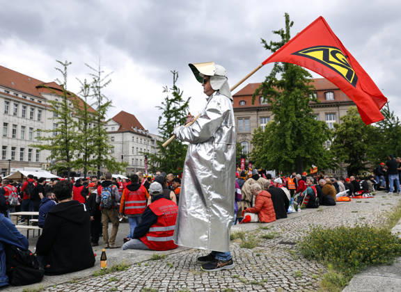 IG Metall demo A steel worker in protective clothing demonstrates during an IG Metall demo for the future of the steel industry, at the Federal Ministry of Economics and Climate Protection, Berlin, 12 06 2026 Berlin Berlin Germany