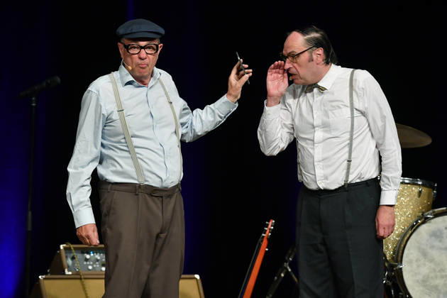 Herbert Knebels Affentheater Voll Karacho on 11 06 2026 in the Mathias Jakobs Stadthalle in Gladbeck Herbert Knebel Uwe Lyko , left and Ernst Pichl Martin Breuer , right are on stage on 11 06 2026 in the Mathias Jakobs Stadthalle in Gladbeck xRx