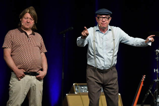 Herbert Knebels Affentheater Voll Karacho on 11 06 2026 in the Mathias Jakobs Stadthalle in Gladbeck Ozzy Ostermann Georg Göbel Jakobi , left and Herbert Knebel Uwe Lyko , right are on stage on 11 06 2026 in the Mathias Jakobs Stadthalle in Gladbeck xRx