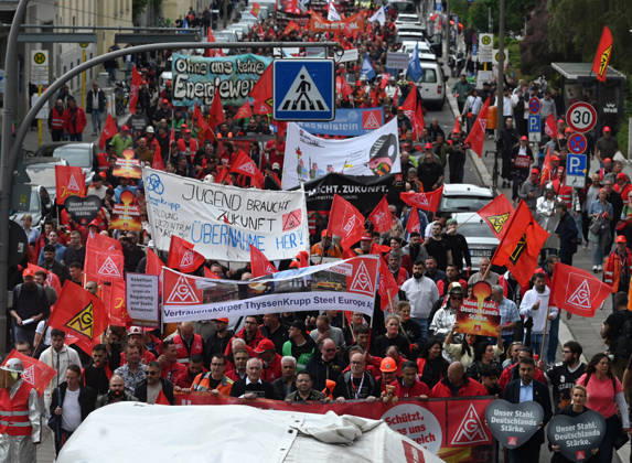 Rally of steel industry employees in Berlin BERLIN, GERMANY - JUNE 12: Steel industry employees take part in a rally in support of the steel sector in Berlin, Germany, on June 12, 2026. The rally, led by IG Metall, marched from the Brandenburg Gate to the Federal Ministry for Economic Affairs, calling for support for the German steel industry and urging not to abandon industry modernization programs. Volodymyr Sindieiev Anadolu Berlin Germany. Editorial use only. Please get in touch for any other usage.  Copyright: x2026xAnadoluxVolodymyrxSindieievx