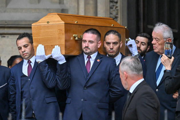 La sortie du cercueil aux obèques de B Chirac en la basilique Sainte Clotilde à Paris 7ème le 12 juin 2026 The former first lady of France died on June 5, 2026 at the age of 93 Jacovides Liewig Bestimage The funeral of B Chirac in the Sainte Clotilde Basilica in Paris 7th arrondissement on June 12, 2026 The former first lady of France died on June 5, 2026 at the age of 93 Paris France  Copyright: xJacovidesx xLiewigx xBestimagexJacovidesx xLiewigx xBestimagex