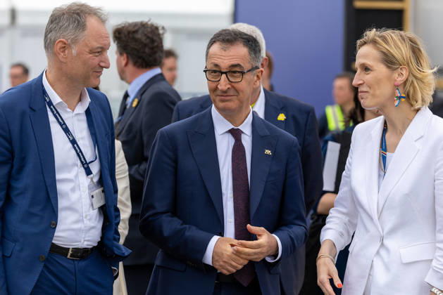 Trade Visitor Day at ILA Berlin 2026, Berlin, 12 06 2026 Minister President of Baden Württemberg Cem Özdemir center in conversation with Mario Tobias, CEO Messe Berlin left , and Marie Christine von Hahn, Managing Director and Member of the Presidium of the BDLI Bundesverband der Deutschen Luft und Raumfahrtindustrie e V right Schöneberg B 20260612-1V9A3102-M4000
