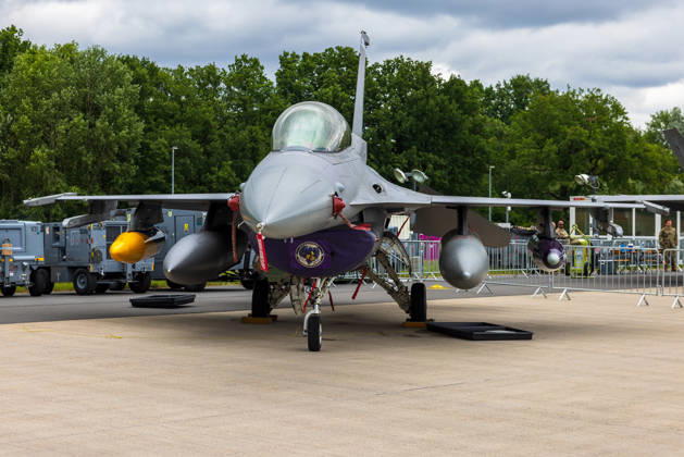 Trade visitor day at ILA Berlin 2026, Berlin, 12 06 2026 An F 16 Fighting Falcon stands on the apron of an aviation exhibition The fighter jet is equipped with external loads and a squadron emblem is attached to the fuselage Schöneberg Berlin ExpoCenter Airport Brandenburg Germany 20260612-286A9762-M4000