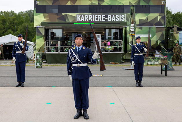 Trade Visitor Day at ILA Berlin 2026, Berlin, 12 06 2026 Soldiers of the Bundeswehr Guard Battalion in Air Force uniform show a rifle demonstration in front of the career base of the Bundeswehr Career Center The demonstration will take place as part of the Trade Visitor Day at ILA Berlin 2026 Schöneberg Berlin ExpoCenter Airport Brandenburg Germany 20260612-286A9923-M4000