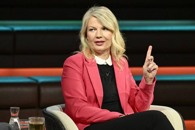 Annett Meiritz journalist 06 26 her Annett Meiritz on June 11, 2026 in Markus Lanz , ZDF recording from June 10, 2026 TV television talk show talk show Germany German German woman author Handelsblatt German female journalist journalism cross half sitting talking gesticulating