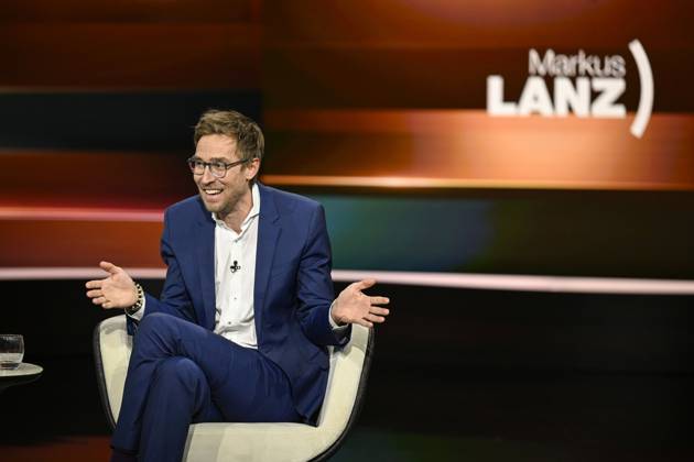 Veit Medick Journalist 06 26 her Veit Medick on June 10, 2026 in Markus Lanz , ZDF TV television talk show talk show Germany german german man star author journalism german journalism author cross half sitting talking gesticulating
