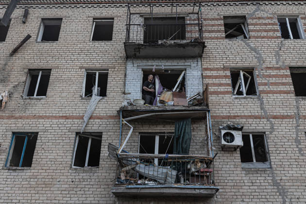 News Bilder des Tages Aftermath of Russian airstrike in Ukraine SLOVIANSK, UKRAINE - JUNE 13: Several civilians clear rubble from their home following a Russian air strike in Sloviansk, Ukraine, 13 June 2026 Diego Herrera Carcedo Anadolu Sloviansk Ukraine. Editorial use only. Please get in touch for any other usage.  Copyright: x2026xAnadoluxDiegoxHerreraxCarcedox