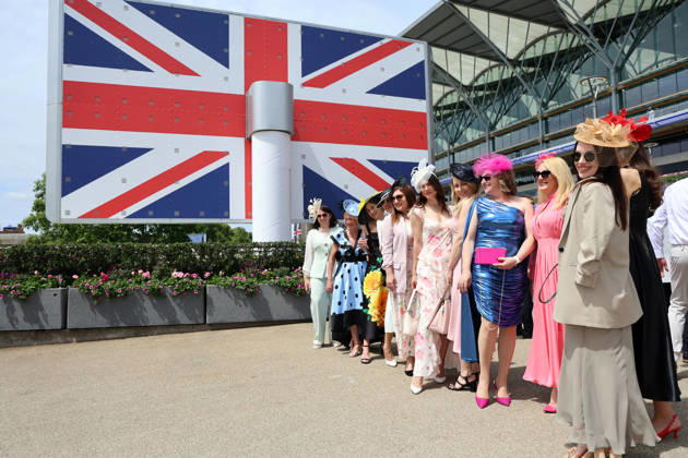 June 16, 2026, Ascot, Windsor, GBR Fashion, women wearing hats at the racecourse; Ascot racecourse spectators, visitors, audience, women, hats, headwear, fashion, elegance, elegant, fashion, fashionable, feminine, national flag, national colors, national pride, Union Jack 260616D502ROYAL ASCOT JPG,detected_source_language