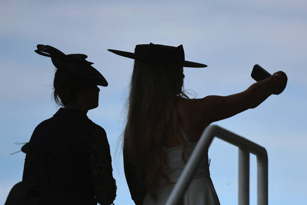 June 16, 2026, Ascot, Windsor, GBR Fashion, women wearing hats at the racetrack silhouetted against the sky Ascot racetrack spectators, visitors, audience, women, hats, headwear, fashion, elegance, elegant, fashion, fashionable, feminine, rear view, silhouette, outline, backlit, backlit shot 260616D503ROYAL ASCOT JPG,detected_source_language