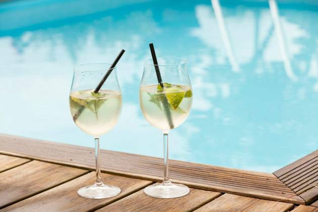 Fresh Hugo with mint lime and sparkling wine in a wine-weinin in summer by the water Copyright: xjuniartx Panthermedia71408984.jpg