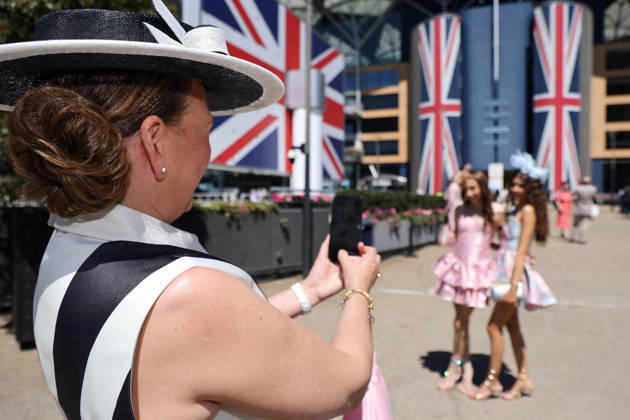 June 17, 2026, Ascot, Windsor, UK Fashion, women wearing hats at the racecourse Ascot Racecourse Spectators, visitors, audience, women, hats, headwear, fashion, elegance, elegant, stylish, feminine 260617D514ROYAL ASCOT JPG,detected_source_language