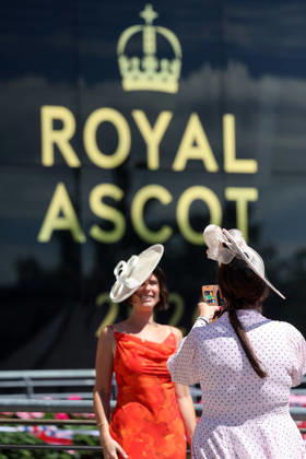 June 17, 2026, Ascot, Windsor, UK Fashion, women wearing hats at the racecourse Ascot Racecourse spectators, visitors, audience, women, hats, headwear, fashion, elegance, elegant, stylish, feminine 260617D516ROYAL ASCOT JPG,detected_source_language