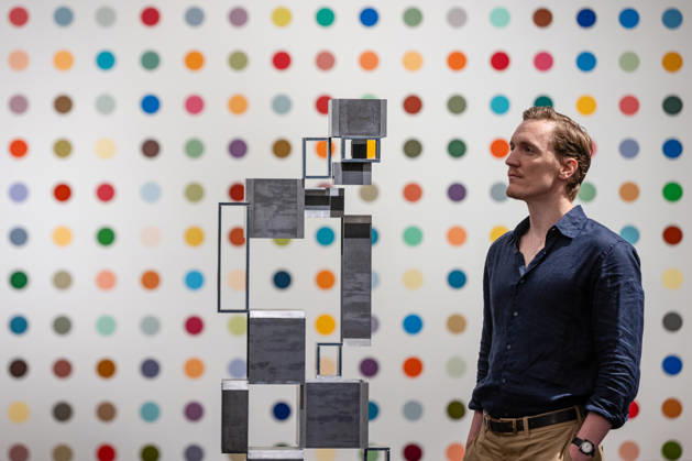 Sotheby s London Modern and Contemporary June Sales Preview, London, UK 18 June 2026 Anthony Gormly s Open Gaze III (front), estimated at £250,000 - 300,000 and Damien Hirst s Biotin Maleimide, estimated at £600,000 - 800,000, (rear) at Sotheby s London, Mayfair, London, UK, on 18 June 2026. The work will be offered at auction on 24 June 2026 alongside the celebrated Lewis Collection., Credit:Pete Speller Avalon Copyright: xPetexSpellerx xAvalonx 1111013097