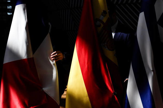 June 18, 2026, Brussels, Belgium, European Union: EU conference staff adjust flags inside the Europa building at the European Council in Brussels ahead of the European Council Summit. Brussels European Union  - ZUMAo116 20260618_znp_o116_012 Copyright: xBiancaxOterox