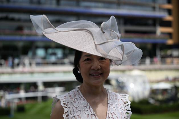 Royal Ascot 2026 BERKSHIRE, UNITED KINGDOM - JUNE 18: Visitors wearing elaborate hats and elegant outfits attend the third day of the traditional Royal Ascot horse racing event, held in the United Kingdom since 1711, at Ascot Racecourse in Berkshire, United Kingdom on June 18, 2026. Rasid Necati Aslim Anadolu Berkshire United Kingdom. Editorial use only. Please get in touch for any other usage.  Copyright: x2026xAnadoluxRasidxNecatixAslimx