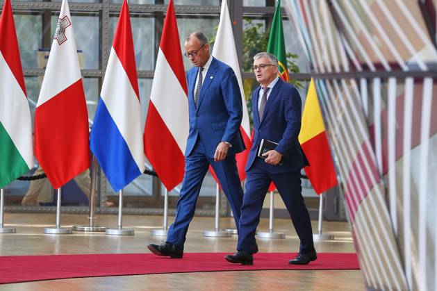 Brussels, Belgium, June 18, 2026; European Union Building; EU Summit; Chancellor Friedrich Merz (CDU) with his government spokesperson, Stefan Kornelius,detected_source_language Copyright: xdtsxNachrichtenagenturx dts_123895