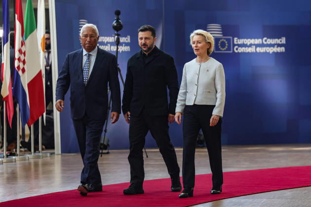 June 18, 2026, Brussels, Belgium, European Union: (L-R) ANTONIO COSTA, President of the European Council, VOLODYMYR ZELENSKYY, President of Ukraine, and URSULA VON DER LEYEN, President of the European Commission, walk out together to greet the press ahead of a roundtable meeting during the first night of the European Council Summit in Brussels. The summit comes days after EU leaders agreed to open the first accession negotiation cluster with Ukraine and Moldova, with Ukraine, European defence and security, and continued support for Kyiv among the main issues on the agenda. Brussels European Union - ZUMAo116 20260618_znp_o116_048 Copyright: xBiancaxOterox