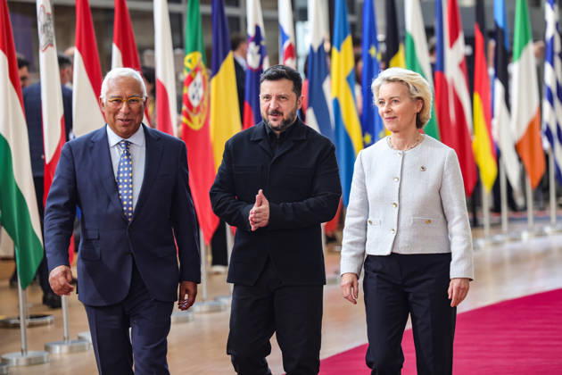 June 18, 2026, Brussels, Belgium, European Union: (L-R) ANTONIO COSTA, President of the European Council, VOLODYMYR ZELENSKYY, President of Ukraine, and URSULA VON DER LEYEN, President of the European Commission, walk out together to greet the press ahead of a roundtable meeting during the first night of the European Council Summit in Brussels. The summit comes days after EU leaders agreed to open the first accession negotiation cluster with Ukraine and Moldova, with Ukraine, European defence and security, and continued support for Kyiv among the main issues on the agenda. Brussels European Union - ZUMAo116 20260618_znp_o116_051 Copyright: xBiancaxOterox
