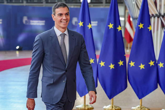 June 18, 2026, Brussels, Belgium, European Union: PEDRO SANCHEZ, Prime Minister of Spain, walks out to greet the press ahead of a roundtable meeting during the first night of the European Council Summit in Brussels. Spain is expected to focus on competitiveness, migration, the EUâ€⠢s next long-term budget, foreign policy and European security, alongside wider discussions on Ukraine and the Middle East. Brussels European Union - ZUMAo116 20260618_znp_o116_077 Copyright: xBiancaxOterox