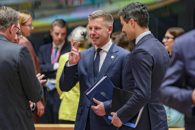June 18, 2026, Brussels, Belgium, European Union: PETER MAGYAR, Prime Minister of Hungary, gestures with his fingers while speaking with ROB JETTEN, Prime Minister of the Netherlands, and other leaders inside the European Council during the European Council Summit in Brussels. Magyar attends his first European Council summit as HungaryÃ¢â‚¬â ¢s prime minister. Brussels European Union  - ZUMAo116 20260618_znp_o116_100 Copyright: xBiancaxOterox