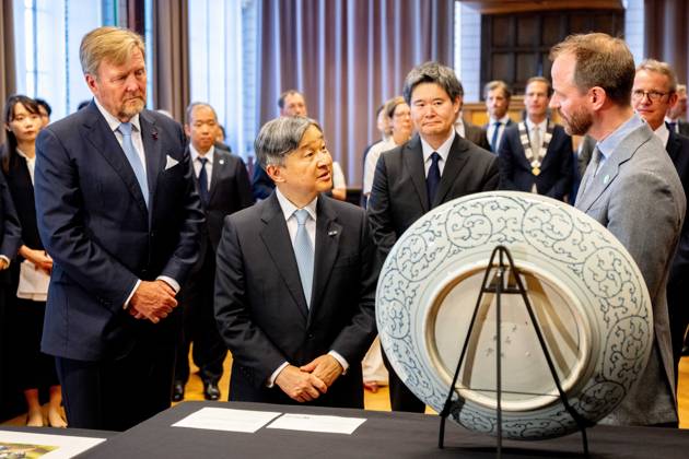 Leiden, The Netherlands, 2026-06-18 15:49:22 LEIDEN, 18-06-2026, Leiden University At the invitation of King Willem-Alexander and Queen Maxima, Emperor Naruhito of Japan is paying a state visit to the Netherlands. Emperor Naruhito is accompanied by Her Majesty Empress Masako. The state visit is a confirmation of the close and historic relationship between Japan and the Netherlands. The countries share 426 years of bilateral relations. PHOTO: NLBeeld Patrick van Emst In the photo: Emperor Naruhito and King Willem-Alexander visit Leiden University. In the Academy Building, they visit a temporary exhibition of objects from various Leiden Japan collections, the Sweat Room where graduates sign their names, and the Senate Chamber. Credit: NL  Copyright: xx x