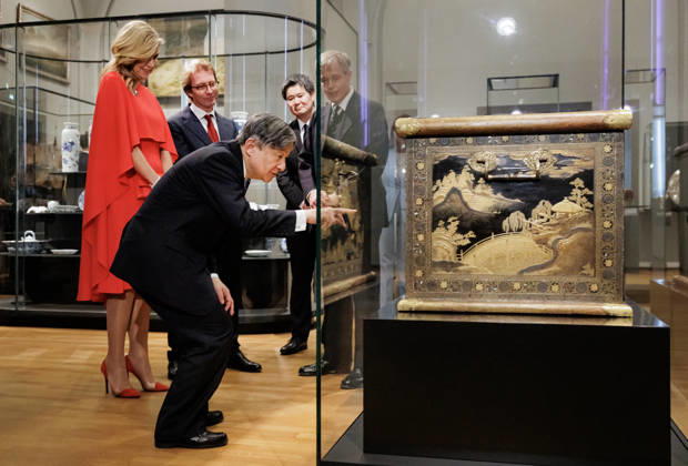 18-06-2026 Amsterdam Queen Maxima and Emperor Naruhito of Japan with a 17th-century Japanese lacquer chest (17de-eeuwse Japanse lakkist) while visiting the Rijksmuseum in Amsterdam on the 2nd day of the 3 day statevisit to the Netherlands. Â  Copyright: xPPEx